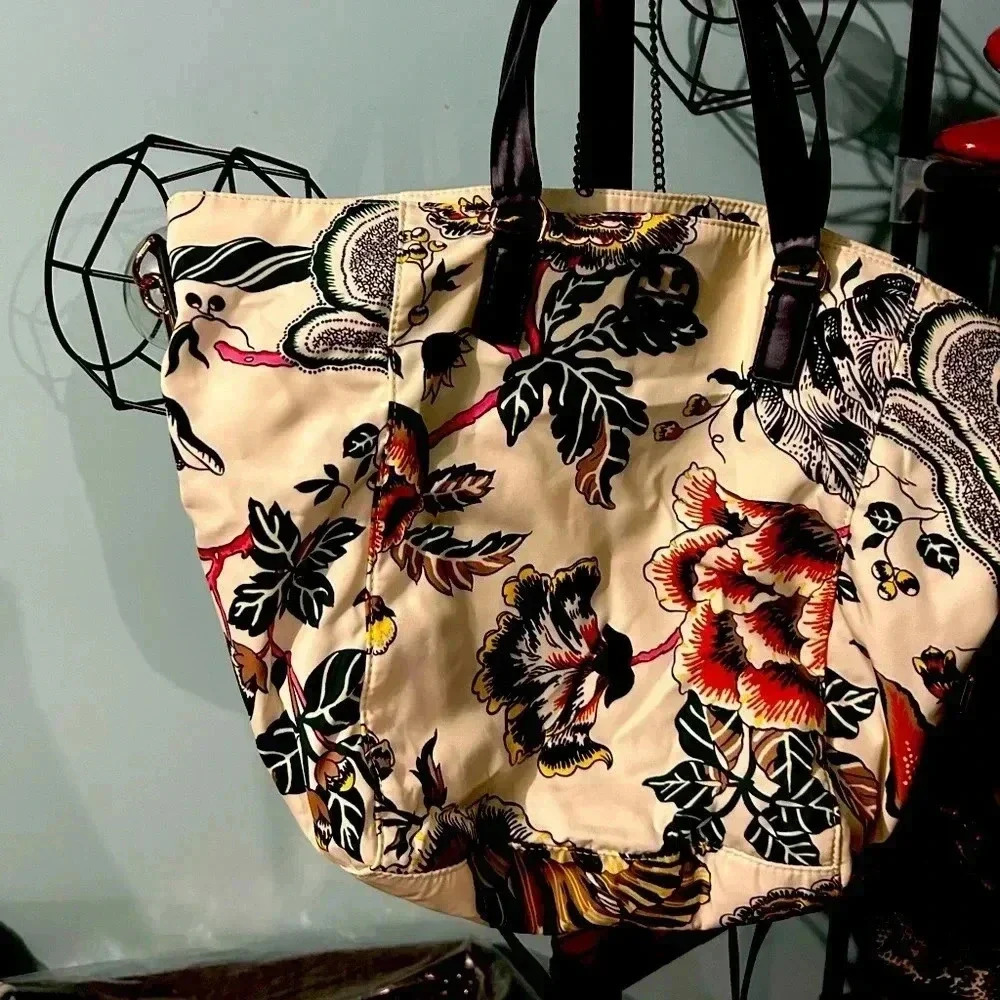 Tory Burch bag Grest condition, never used. Dust bag included.